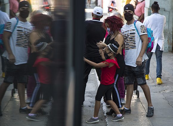 El uso del nasobuco en el transporte público es obligatorio// Foto Irene Pérez/ Cubadebate