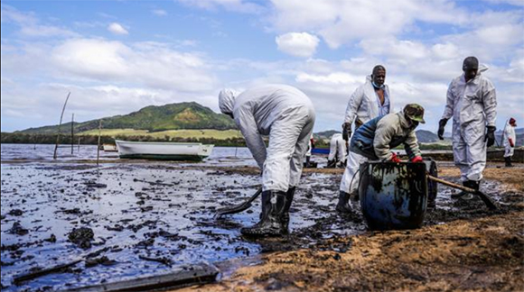 El jueves pasado, las autoridades de Mauricio informaron que se estaba filtrando petróleo por el casco agrietado. Más de 1 000 de las 4 000 toneladas de combustible transportadas por el Wakashio ya se habrían derramado en el mar// Foto AFP