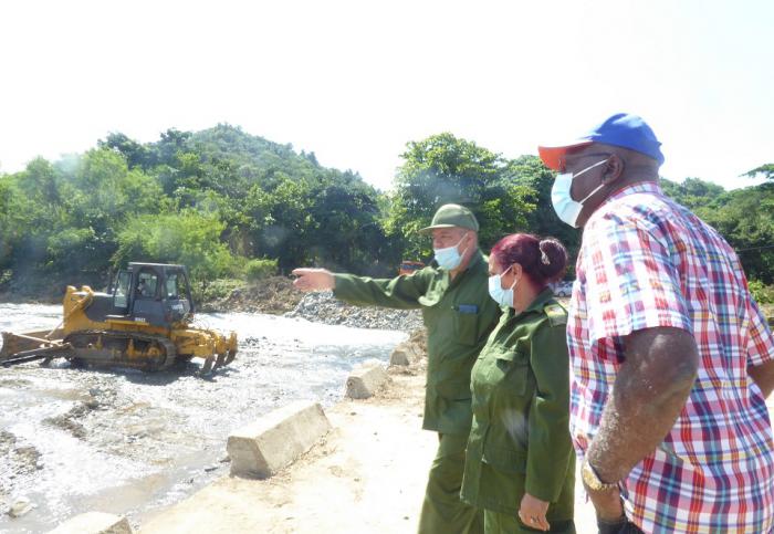 El Vicepresidente cubano constató la reconstrucción de la cabeza del puente sobre el río Yao, en la Sierra Maestra, destruida por la crecida asociada a la tormenta tropical Laura // Foto Mailenys Oliva Ferrales