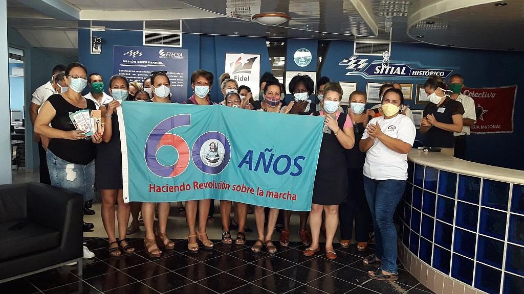 División Territorial de Etecsa en Granma primera en recibir bandera por 60 años de la organización femenina // Foto Leipzig Vázquez/ Radio Bayamo