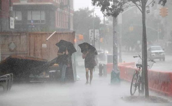 Isaías mantuvo vientos máximos sostenidos de 105 kilómetros por hora hasta 18 horas después de haber tocado tierra en Carolina del Norte como huracán// Foto EFE.