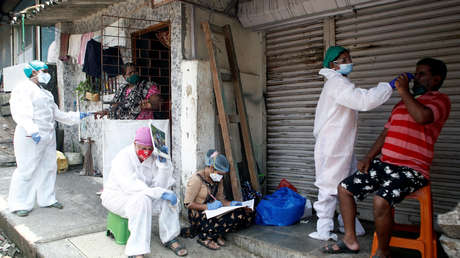 Trabajadores de salud examinan a los residentes de un barrio pobre durante una campaña de control del coronavirus en Bombay, India, el 5 de septiembre de 2020.// Foto Francis Mascarenhas/ Reuters