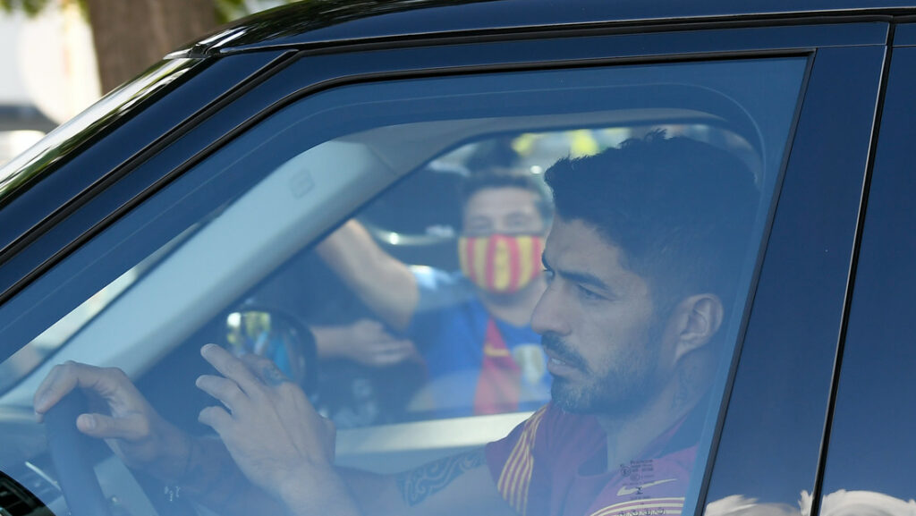 Luis Suárez llega a la Ciudad Deportiva Joan Gamper en Barcelona (España), el 7 de septiembre de 2020.LLUIS GENE / AFP