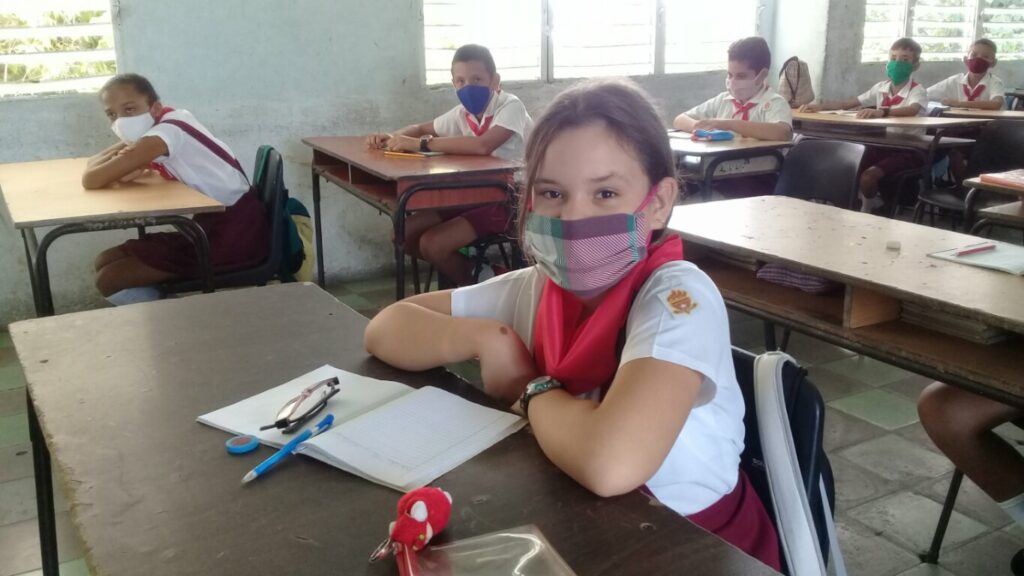 En los rostros protegidos por mascarilla se nota la alegría del reinicio del curso escolar // Denia Fleitas Rosales 