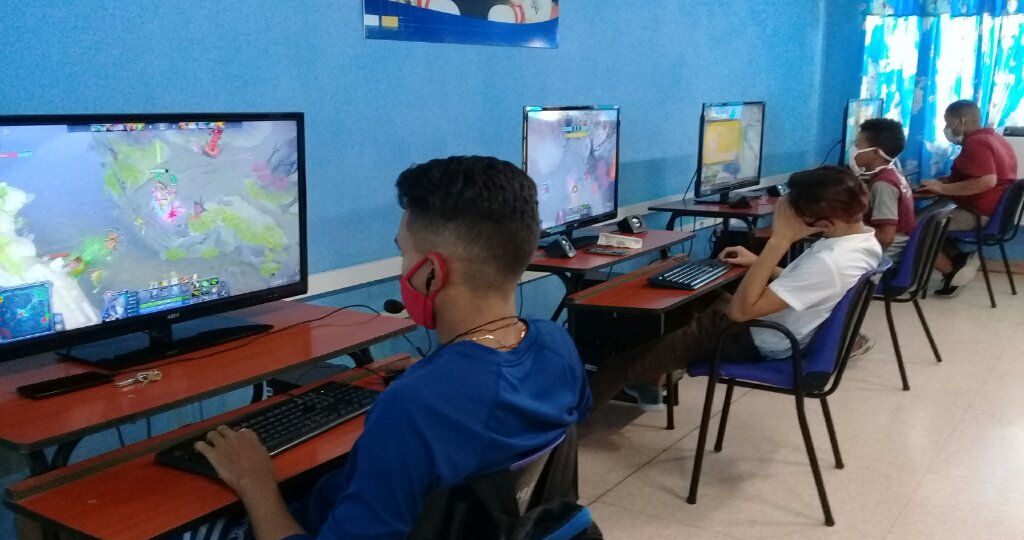 Los Joven Club de Computación celebran hoy su aniversario 33 siguiendo la guía de Fidel  //Foto Eliexer Pelaez Pacheco 