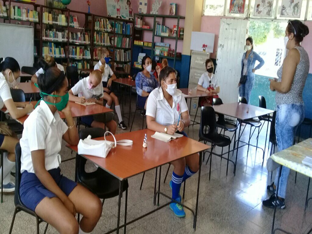 Profesionales del municipio orientan a los estudiantes de la escuela pedagógica Celia Sánchez Manduley de Manzanillo para la culminación de estudios // Foto Eliexer Pelaez Pacheco