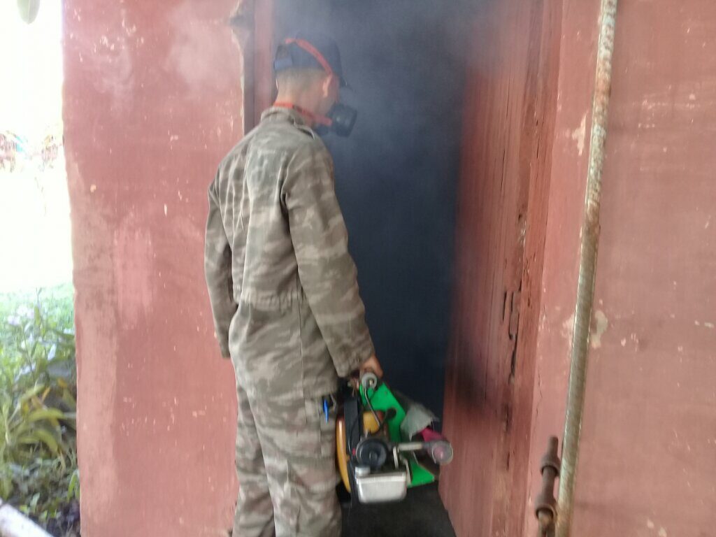 Tratamiento focal contra el Aedes Aegypti en áreas de la policlínica tres René Vallejo Ortiz de Manzanillo// Foto Lilian Salvat Romero
