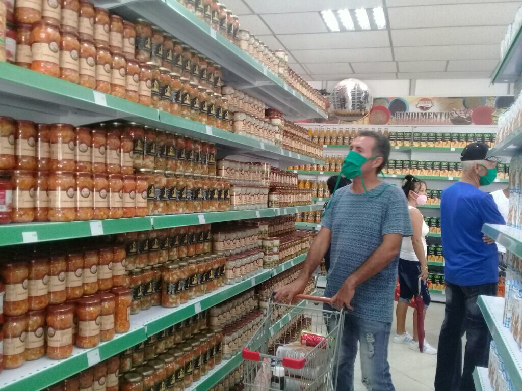 Abre tienda para venta de alimentos en MLC en Manzanillo// Foto Lilian Salvat Romero