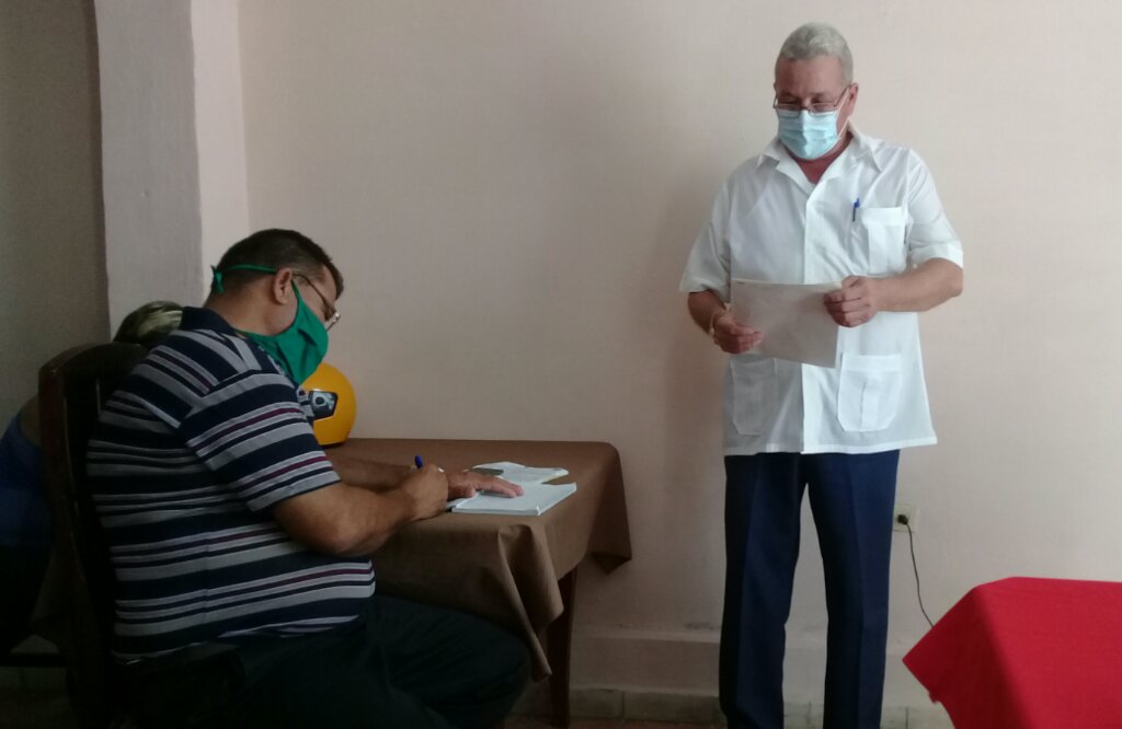El doctor Carlos Manuel Rodríguez Chávez, director de salud en Manzanillo, informó que no hay ni positivos activos ni sospechosos// Foto Denia Fleitas Rosales
