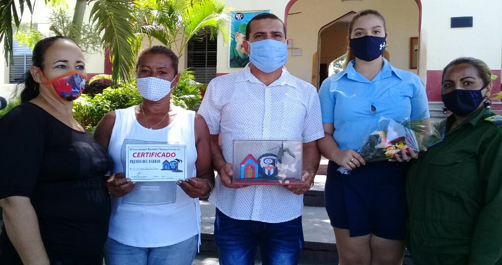 El IPU Julio Antonio Mella es la primera escuela de Manzanillo en recibir el Premio del Barrio //Foto Eliexer Pelaez Pacheco 