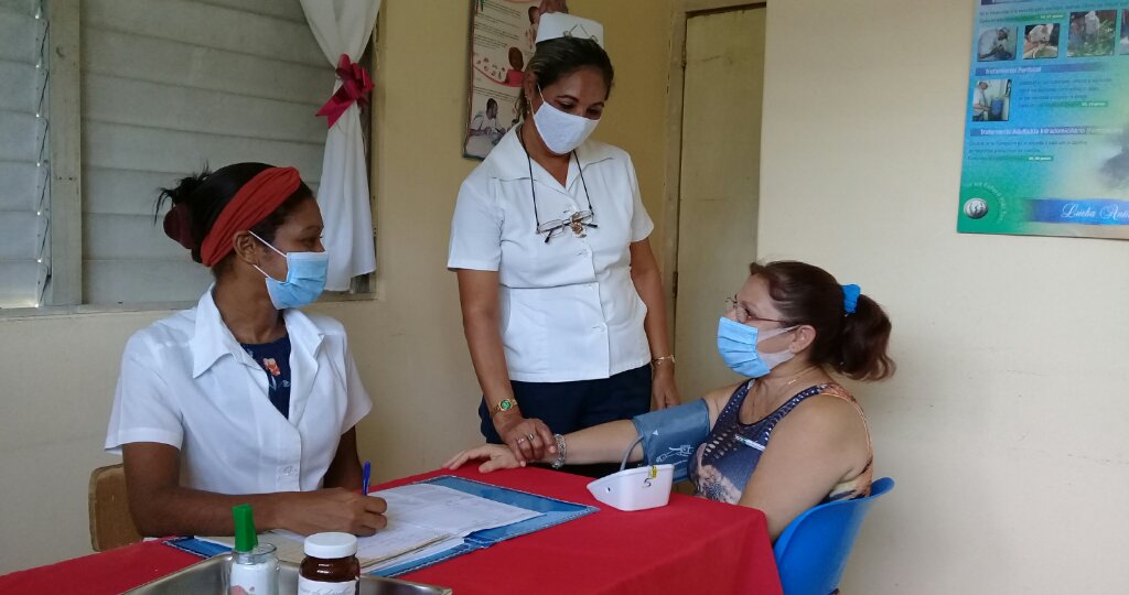 Un equipo conformado por dos doctoras especialistas en MGI, una enfermera y la jefa del grupo tienen una historia que contar // Foto Eliexer Pelaez Pacheco