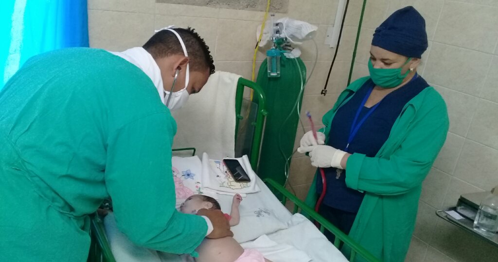La pequeña Helen de 11 meses es atendida en la sala de terapia del hospital pediátrico provincial Hermanos Cordové de Manzanillo //Foto Eliexer Pelaez Pacheco / Archivo