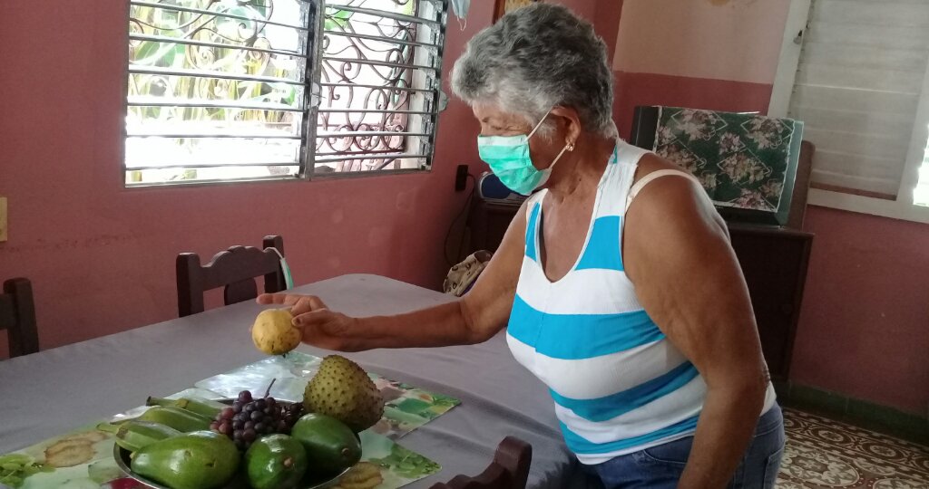 En la mesa del hogar de Caridad no faltan productos logrados en su patio //Foto Eliexer Pelaez Pacheco