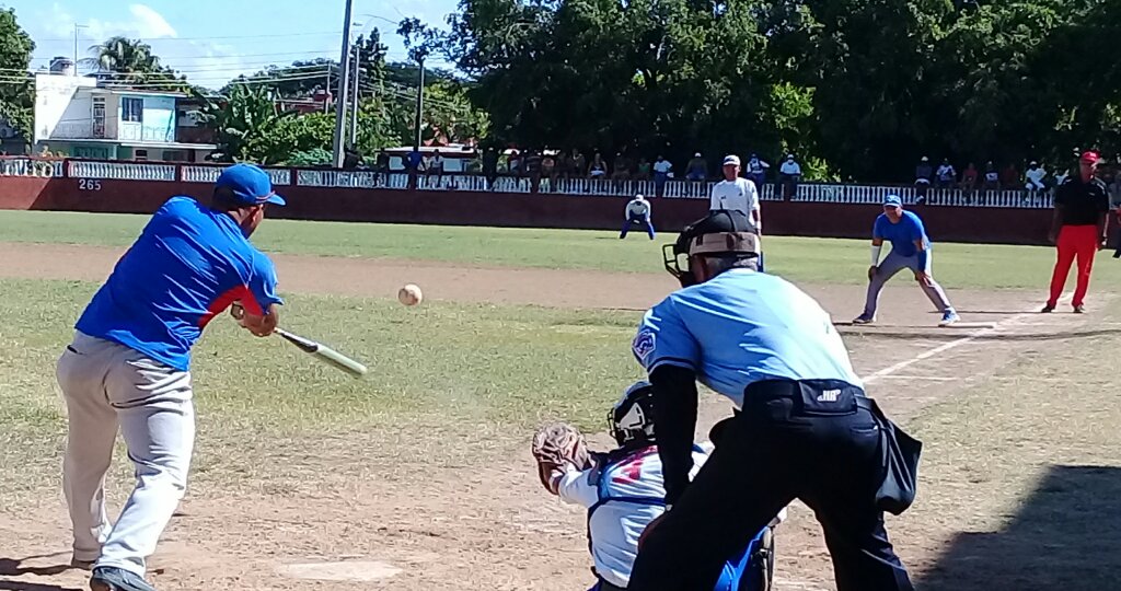 El juego final de la copa 28 de Septiembre este domingo fue entre los equipos del Inder y la Gastronomía de Manzanillo  //Foto Eliexer Pelaez Pacheco 