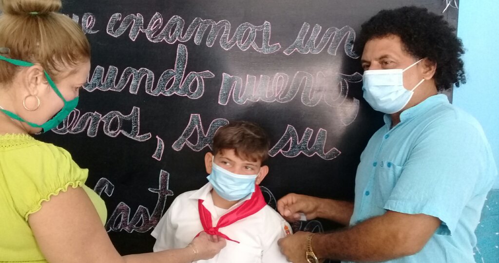 Hoy se realizó el cambio de atributos a los pioneros del tercer grado //Foto Eliexer Pelaez Pacheco