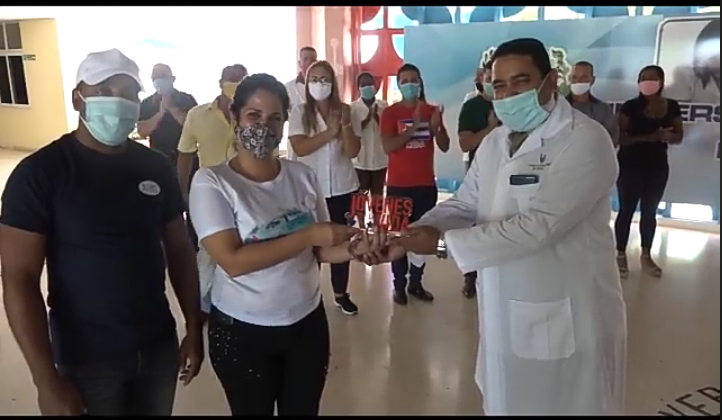 Recibe la placa Jóvenes por la vida Facultad de Ciencias Médicas de Manzanillo ./Foto Golfovisión TV