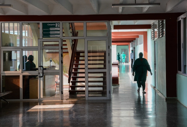 Centro de aislamiento Residencia Estudiantil Dr. Fermín Valdés Domínguez, para el alojamiento a los viajeros, en función de la vigilancia epidemiológica con el propósito de descartar su condición de sospechosos al nuevo coronavirus, en el municipio Cotorro, en La Habana, el 26 de marzo de 2020. ACN FOTO/Marcelino VÁZQUEZ HERNÁNDEZ/sdl