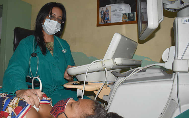 La Dra. Lisset Ley Vega examina a una paciente de 14 años, comprendida en la edad pediátrica. // Foto: Carlos Rodríguez Torres/ Vanguardia