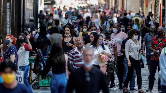 Personas con mascarillas por el coronavirus, en el centro de Sao Paulo, Brasil.// Foto: Sebastião Moreira / EFE.