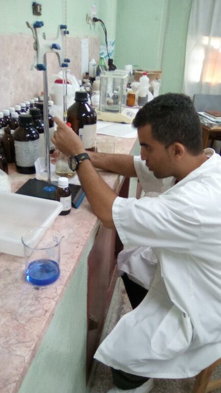 Trabajo en el laboratorio, durante una de las fases de estudio del fármaco Citrato de Potasio y Ácido Cítrico.// Foto: MEDILIP