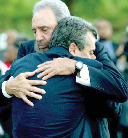 Fidel estrecha en un abrazo a Carlos Alberto Cremata, hijo de una de las víctimas del acto terrorista que derribara un avión en pleno vuelo en las costas de Barbados, arrebatando la vida de 73 personas.// Foto: Cortesía de Carlos Alberto Cremata