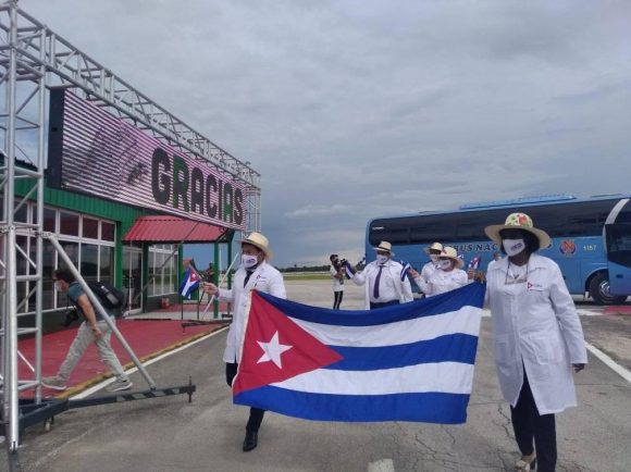 Integrada por 20 colaboradores de 10 provincias, los profesionales partieron hacia la nación en el pasado mes de abril del presente año. // Foto Ariel Ley Royero