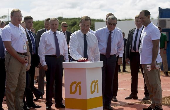 Dmitri Medvedev, Primer Ministro de Rusia, oprime el botón rojo, para dejar inaugurada una Planta de extracción de petróleo en Boca de Jaruco, Cuba, el 4 de octubre de 2019.// Foto Ismael Francisco/ Cubadebate .