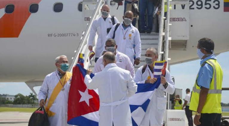 Médicos cubanos llegan de Venezuela // Foto Tomada de CubaSí