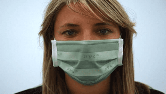La novedosa mascarilla se torna blanquecina si la temperatura corporal alcanza los 37,5º grados, lo que ayuda a detectar una posible infección de Covid-19. // Foto: elmundo.es