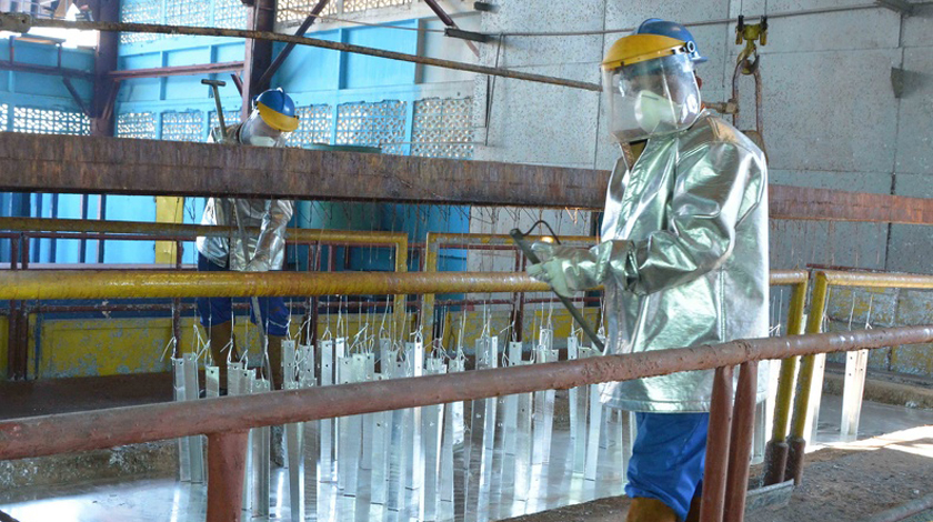 Momento de galvanización de partes de las máquinas de riego eléctricas de pivote central, producidas en la Fábrica Mecánica Bayamo, en la provincia de Granma, Cuba, el 9 de octubre de 2020. ACN FOTO/Armando Ernesto CONTRERAS TAMAYO/ rrcc