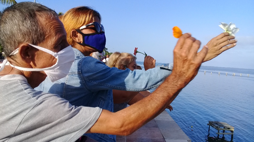 Los manzanilleros ofrendaron flores en el malecón de la ciudad a Camilo Cienfuegos //Foto Eliexer Pelaez Pacheco