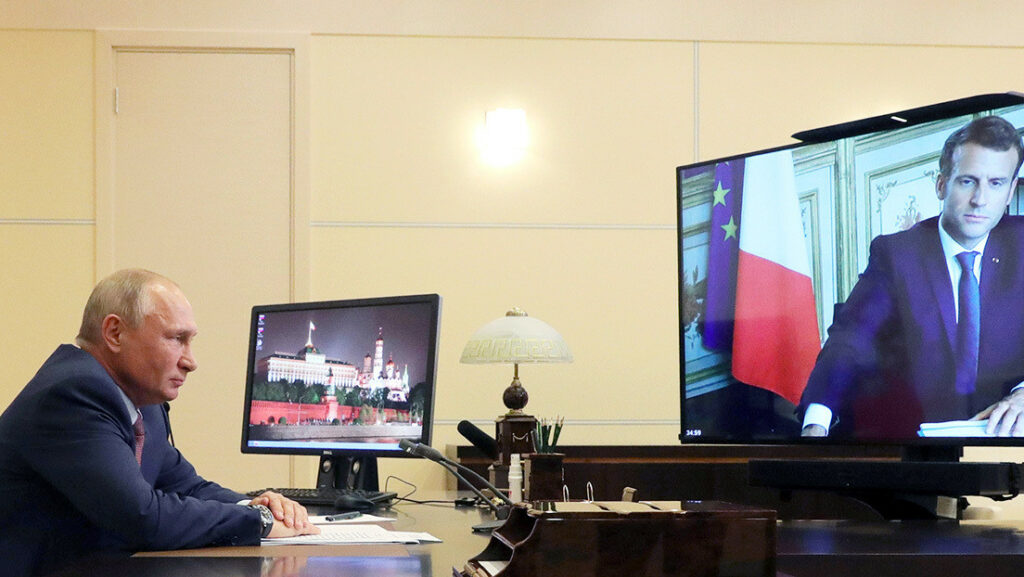El presidente de Rusia, Vladímir Putin, habla con su homólogo francés, Emmanuel Macron, durante una videoconferencia en Moscú, Rusia, el 26 de junio de 2020.Sputnik/Mikhail Klimentyev/Kremlin / Reuters