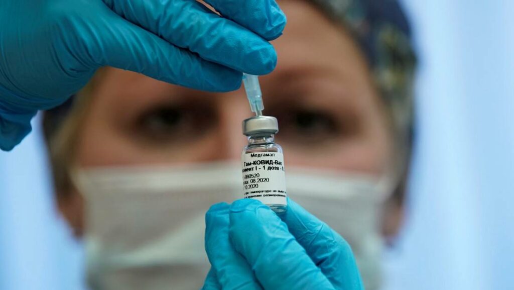 Una enfermera prepara la vacuna Sputnik V para los ensayos clínicos, Moscú, 17 de septiembre de 2020.Foto: Tatyana Makeyeva / Reuters