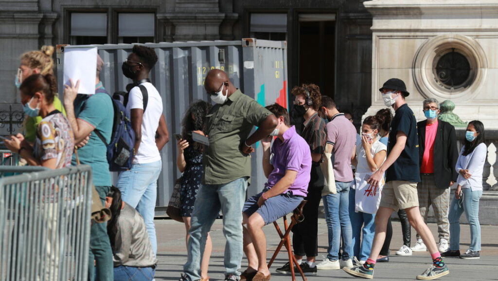 Personas con mascarillas aguardan para ser testeadas de coronavirus en el Hotel de Ville, en París, Francia, el 7 de septiembre de 2020.Ludovic Marin / AFP