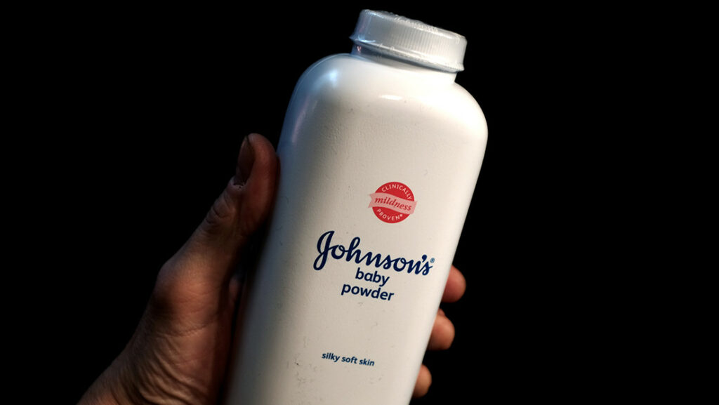 Un bote de talco para bebés de Johnson & Johnson.Mike Segar / Reuters