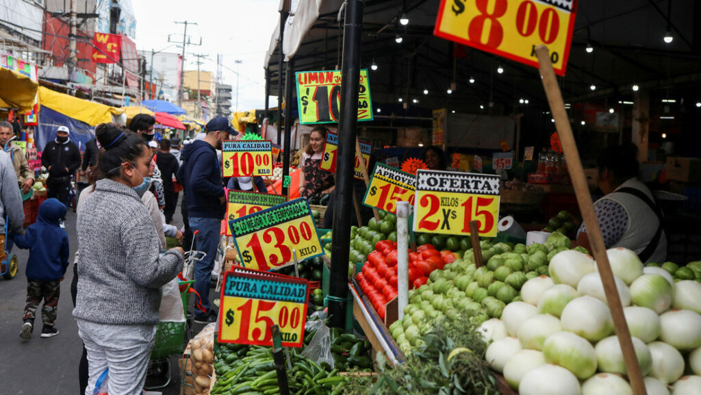 Mercado callejero en tiempos de pandemia. Ciudad de México, 25 de Junio de 2020.Henry Romero / Reuters