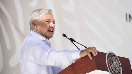 El presidente mexicano, Andrés Manuel López Obrador, habla con residentes en Bavispe, Sonora, México, el 4 de octubre de 2020.Gobierno de México / Reuters