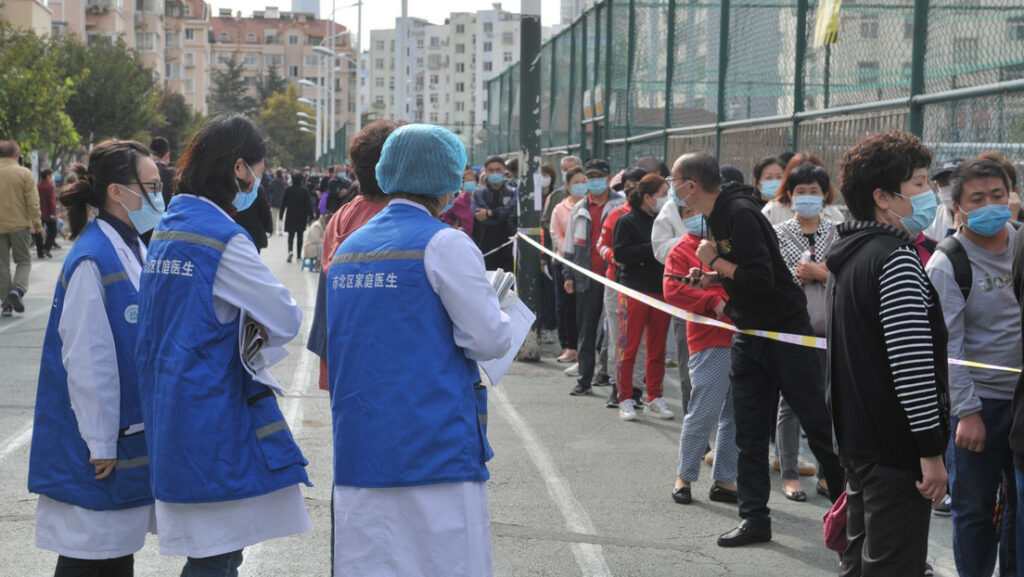 Personas hacen fila para realizarse pruebas de coronavirus en Qingdao, provincia de Shandong, China, el 12 de octubre de 2020.cnsphoto / Reuters