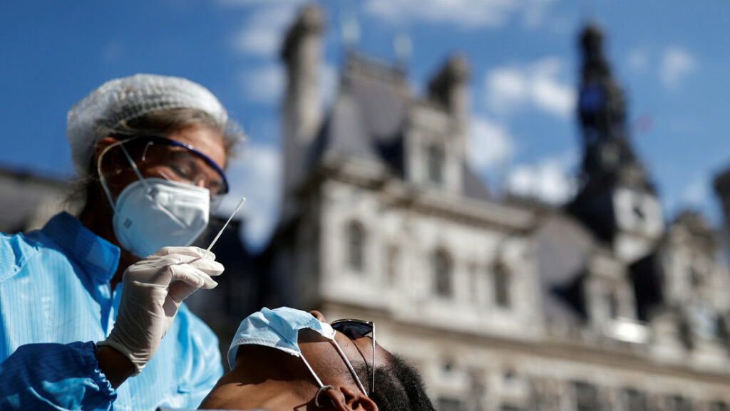 Un trabajador de salud administra un hisopo nasal a un paciente en París (Francia), el 2 de septiembre de 2020.Christian Hartmann / Reuters