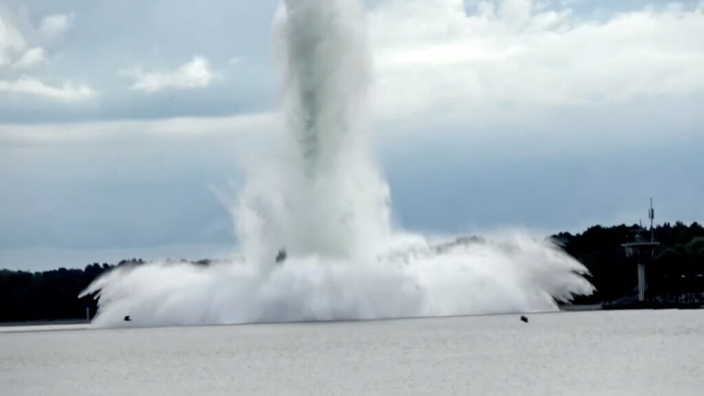 La bomba ‘Tallboy’ explota al norte de Polonia. 13 de octubre de 2020.Polish 8th Coastal Defense Floti / Reuters