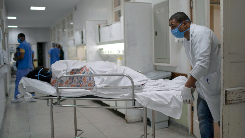Traslado de un paciente que se recupera de covid-19 en hospital de Río de Janeiro, 15 de julio de 2020.Mauro Pimentel / AFP