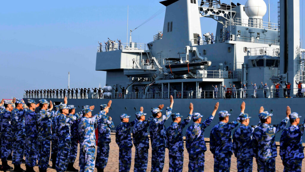 Soldados de la Armada del Ejército Popular de Liberación de China ven cómo un buque de reabastecimiento zarpa hacia el golfo de Adén frente a Somalia desde un puerto naval de Qingdao (Shandong, China), 3 de septiembre de 2020.China Daily / Reuters