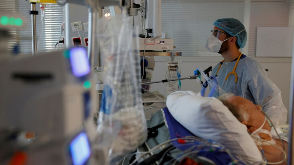 Un médico con mascarilla y traje protector en un hospital en Beuvry (Francia), el 16 de octubre de 2020 .Pascal Rossignol // Reuters