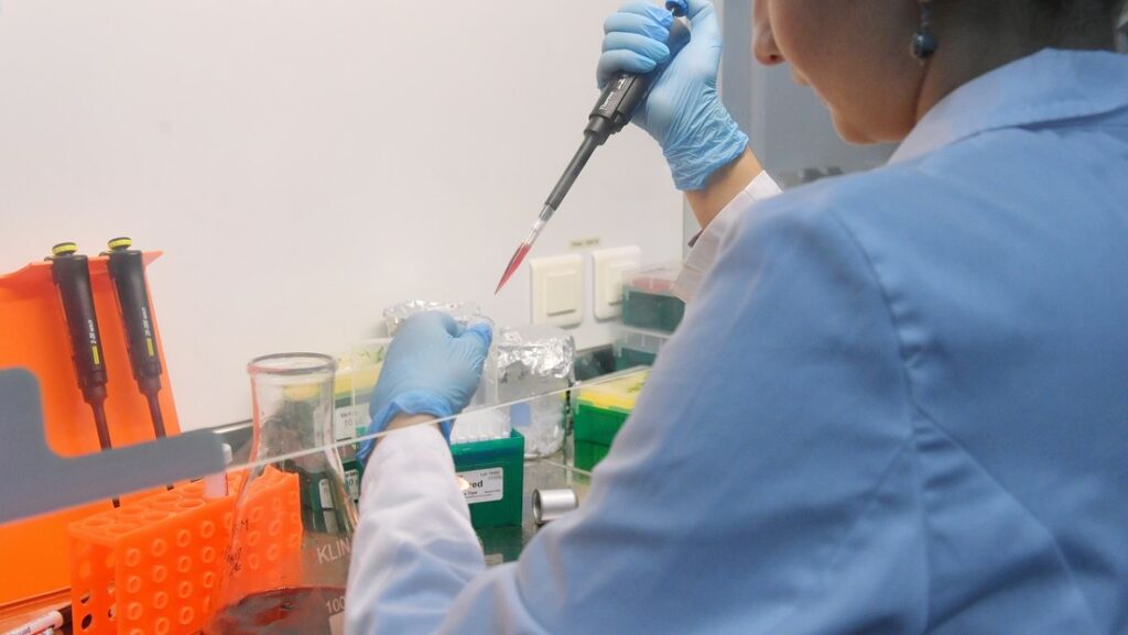 Una empleada de laboratorio realiza pruebas de la vacuna contra el covid-19 en el Centro Nacional de Investigación de Epidemiología y Microbiología Gamaleya de Moscú.Vladimir Pesniya / Sputnik