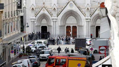 Oficiales de policía vigilan cerca de la iglesia de Notre Dame en Niza, Francia, el 29 de octubre de 2020.// Foto Eric Gaillard / Reuters