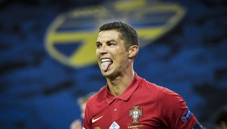 El delantero portugués Cristiano Ronaldo saca la lengua durante el partido contra Suecia por la Liga de Naciones en Estocolmo, el martes 8 de septiembre de 2020. (Janerik Henriksson/TT vía AP)