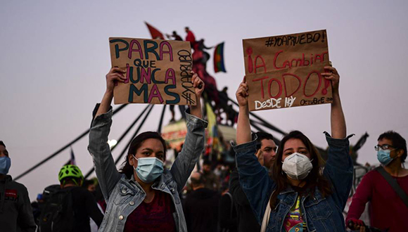 Luego de las masivas protestas sociales de hace un año, los chilenos fueron a las urnas este domingo para decidir por cambios en la Constitución// Foto AFP