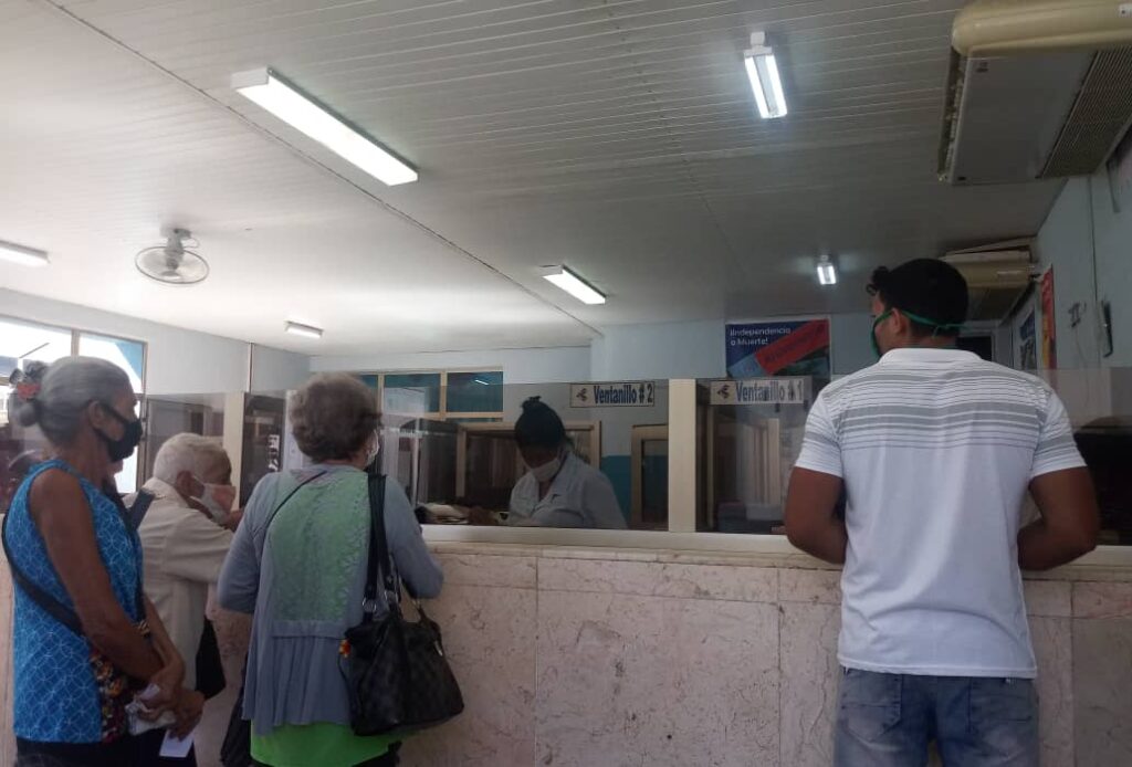 La oficina de correos en Manzanillo al servicio de la comunidad. /Foto Lilian Salvat Romero 