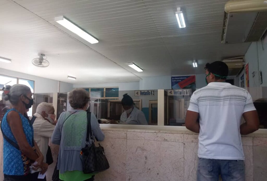 La oficina de correos en Manzanillo al servicio de la comunidad. /Foto Lilian Salvat Romero