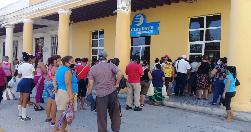 La disciplina social y la organización en las colas son elementos esenciales en esta nueva normalidad //Foto Eliexer Pelaez Pacheco